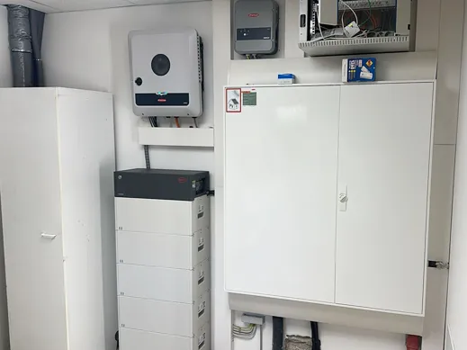 Fertig gestellter Zählerplatz in einem Eigenheim mit PV-Anlage